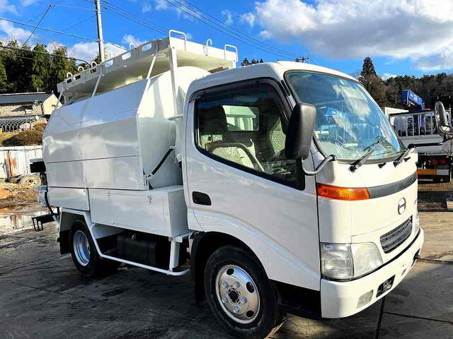 Dutro Chipper Truck_1