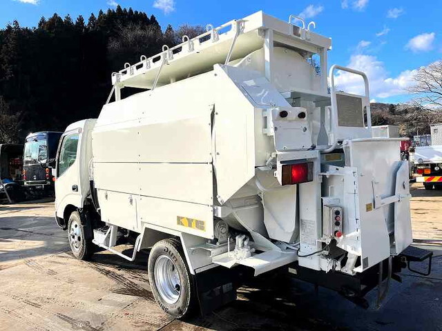 Dutro Chipper Truck_2