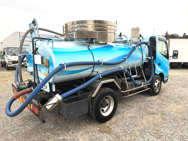 Dutro Vacuum Truck_2