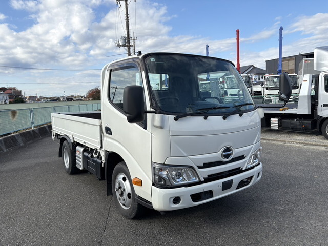 HINO Dutro Flat Body 2RG-XZU605M 2020 9,842km