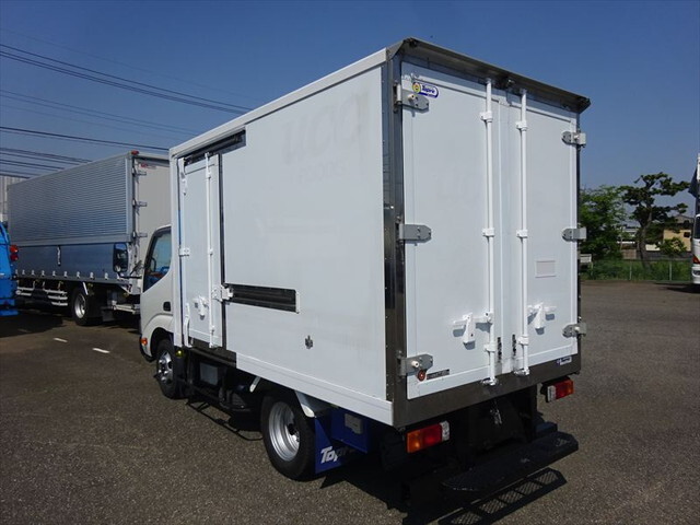 Dutro Refrigerator & Freezer Truck_2