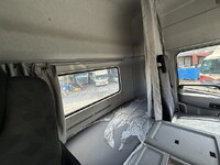 UD TRUCKS Quon Trailer Head QPG-GK5XAB 2015 281,000km_37