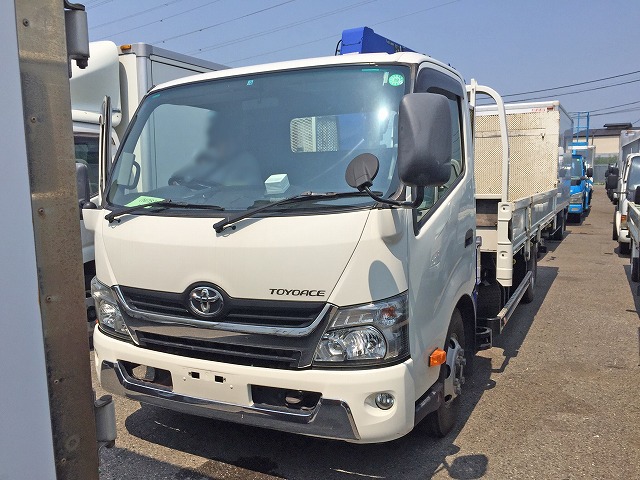 TOYOTA Toyoace Truck (With 4 Steps Of Cranes) SKG-XZU720 2011 167,000km