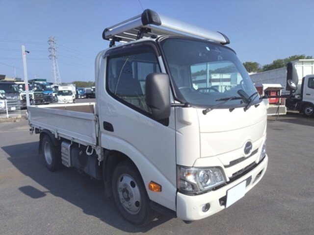 HINO Dutro Flat Body 2RG-XZU605M 2020 72,090km_1