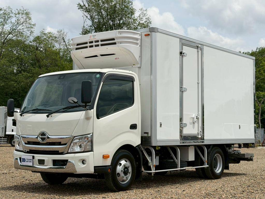 Dutro Refrigerator & Freezer Truck_1