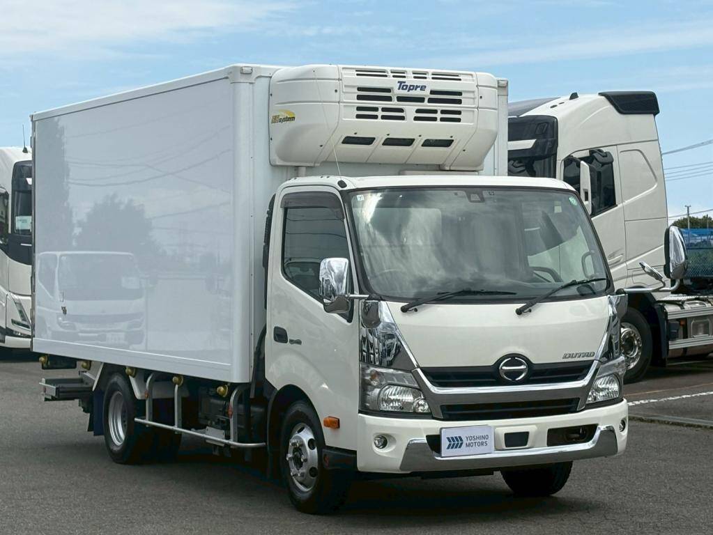 Dutro Refrigerator & Freezer Truck_1